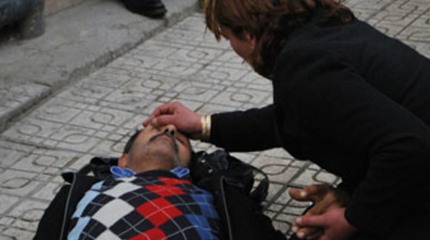 Kendisini d&ouml;ven eşi bayılınca...