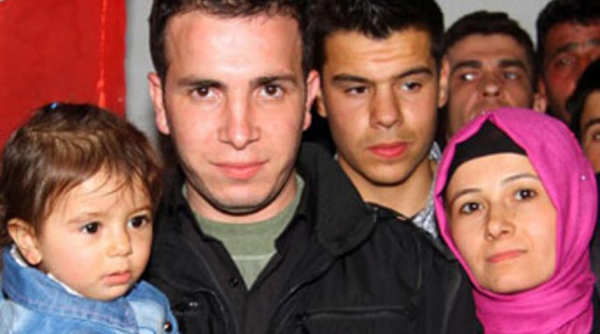 Kızını ilk kez kucağına aldı