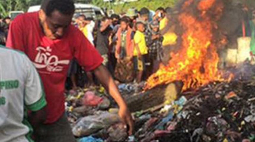 B&uuml;y&uuml;c&uuml; diye kadını diri diri yaktılar