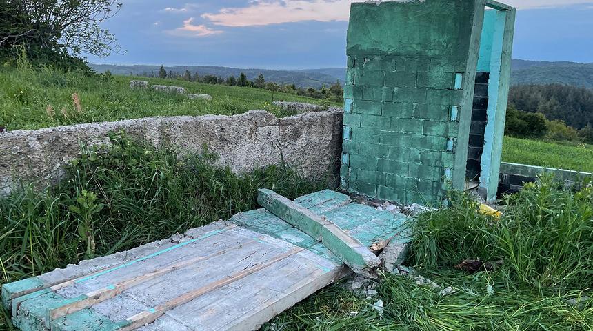 Başakşehir’de talihsiz kaza! Piknik yapan iki gencin üzerine beton blok düştü