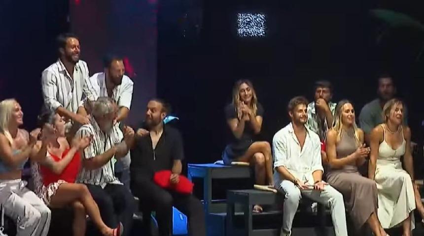 Birleşme partisinde renkli anlar... Survivor All Star'da şarkı yarışmasının kazananı belli oldu! 