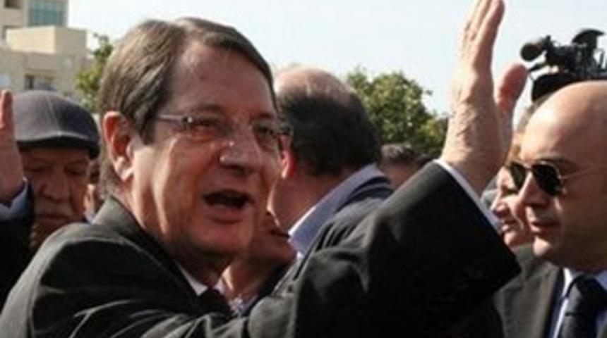 Rum liderin damadı para ka&ccedil;ırdı