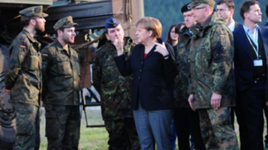Angela Merkel Gazi Kışlası'nı ziyaret etti