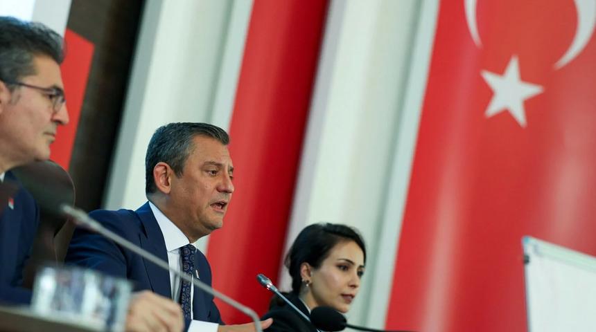 Özgür Özel duyurdu: CHP büyük mitinge hazırlanıyor! Emeklilerin durumu, asgari ücret zammı ve vizesiz seyahat...