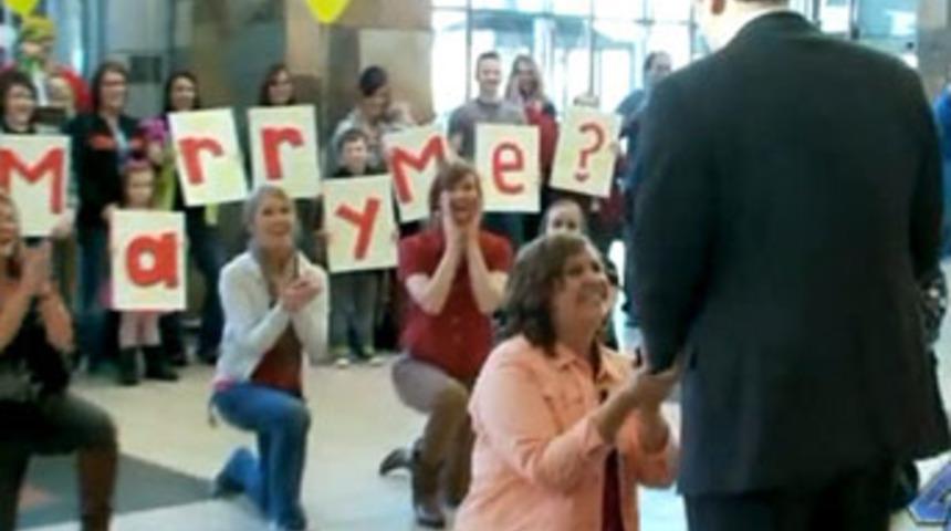 Erkek arkadaşa ilginç evlenme teklifi!