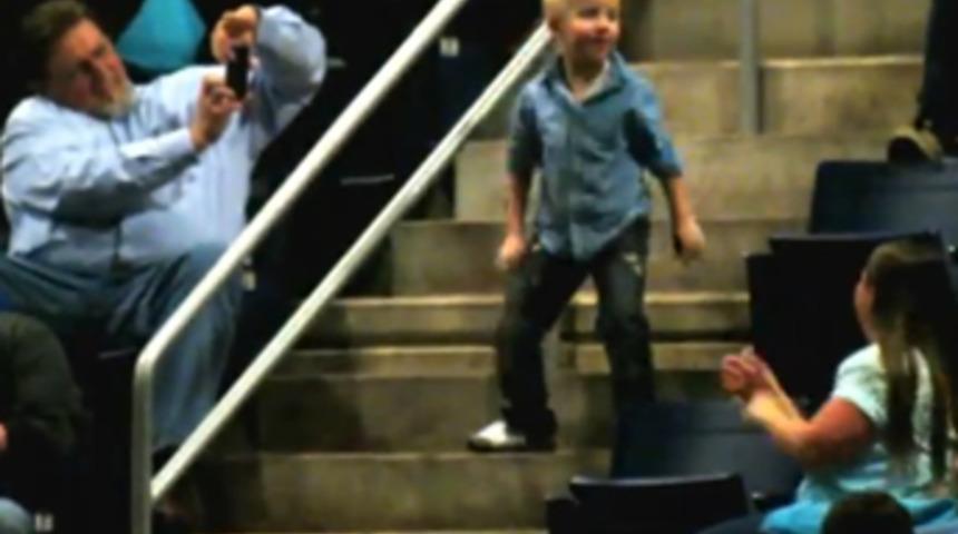 Küçük çocuğun dansı tribünü coşturdu