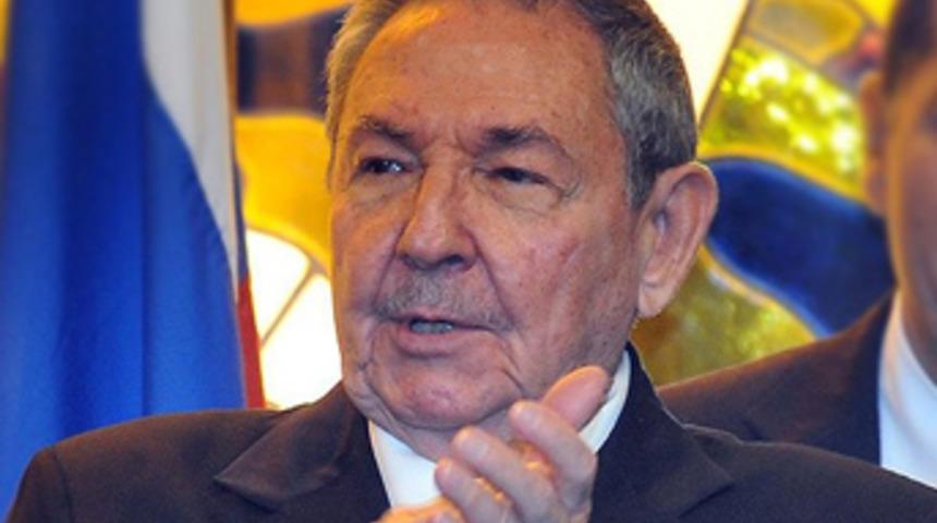 Raul Castro 5 yıl daha g&ouml;revde