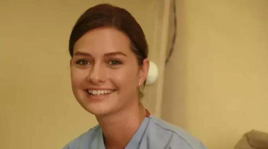 Ünlü bir markayla anlaşan Yasemin Özilhan kamera karşısına geçti! Beyaz elbisesiyle poz verdi