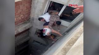 Eşini ve 2 çocuğunu rehin aldı! Saatlerce direndikten sonra kaçmaya çalıştı: Film gibi operasyonla yakalandı