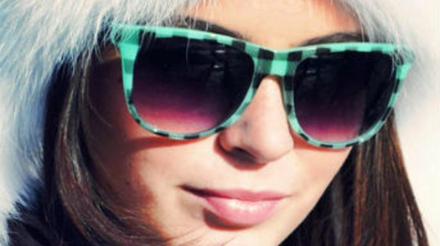 Kışın güneş gözlüğü takın