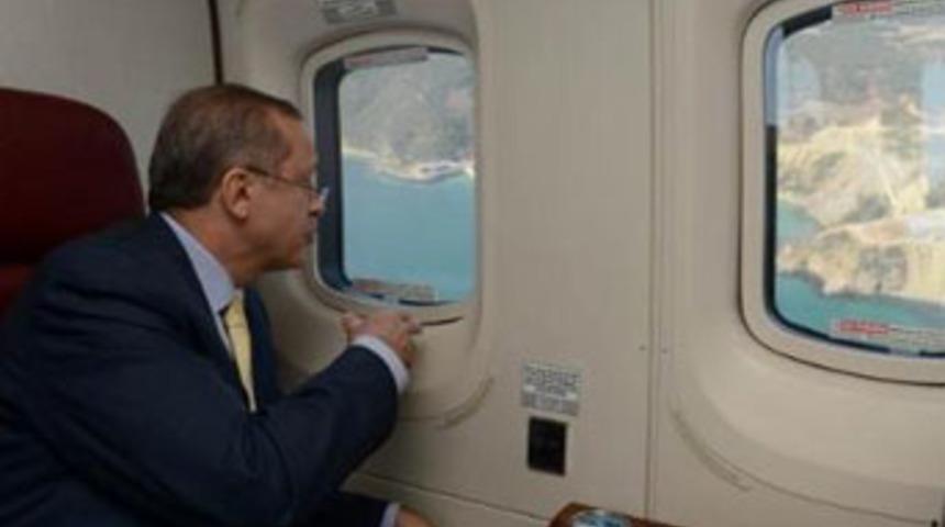 Başbakan'dan s&uuml;rpriz helikopter turu