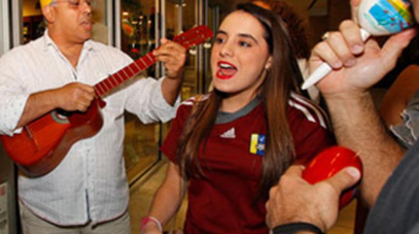 Hugo Chavez'in ölümünü coşkuyla karşıladılar!