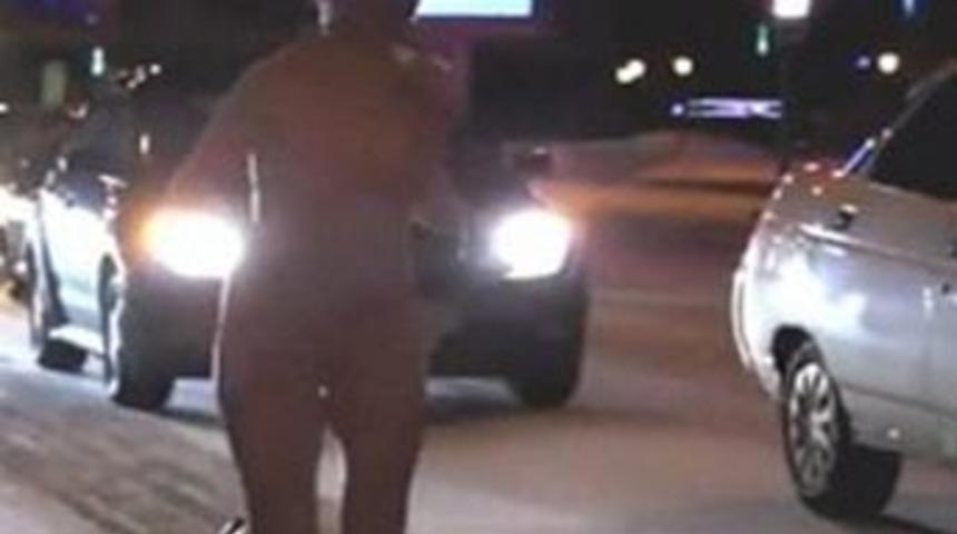 Kırmızı bikinisiyle sokağa çıktı ve...