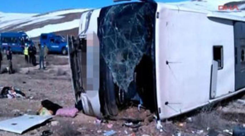 Sivas'ta yolcu otobüsü devrildi!