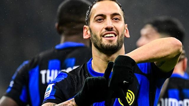 Hakan Çalhanoğlu, Inter formasıyla tarih yazdı ve İtalya'da şampiyon oldu!