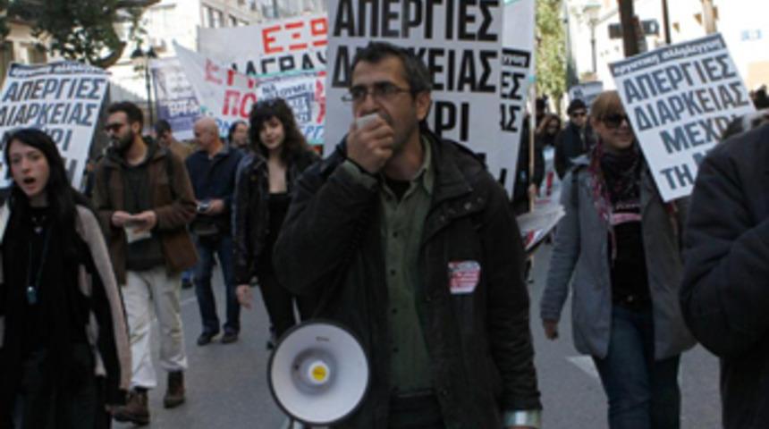 Komşuda onbinler sokağa çıktı