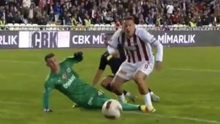 Sivasspor'un kazandığı penaltı sonrası Fırat Aydınus'tan ilginç yorum! ''Bu sene kendi liginde 6 maça çıkmış''