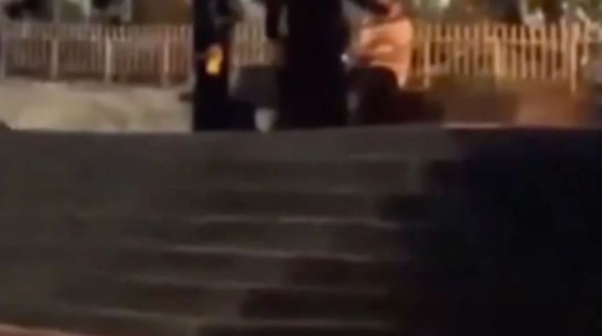 Parkta yakınlaşan çifte polis copla müdahale etti! O anlar sosyal medyada çok konuşuldu... "Pantolonunu toplasaydın bari"