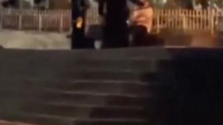 Parkta yakınlaşan çifte polis copla müdahale etti! O anlar sosyal medyada çok konuşuldu... Pantolonunu toplasaydın bari