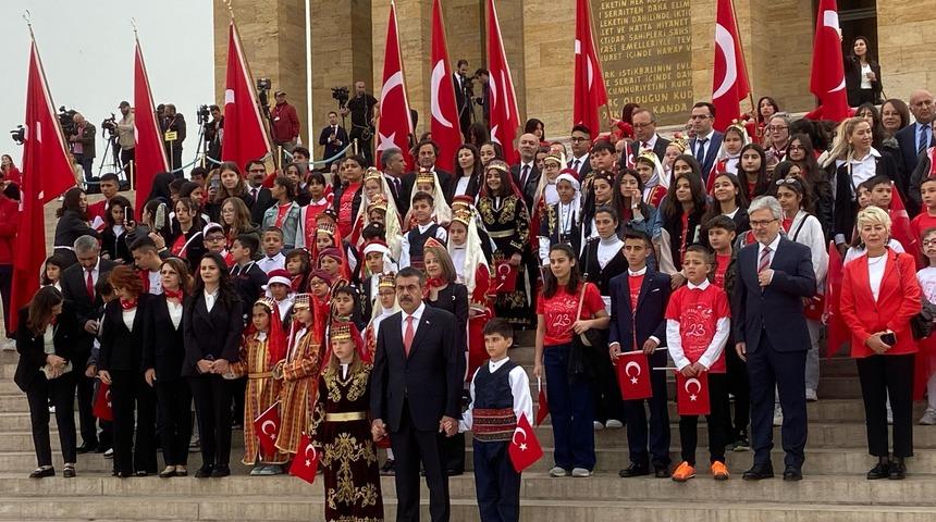 Bakan Tekin'den öğrencilerle Anıtkabir ziyareti