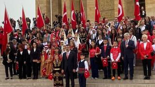 Bakan Tekin'den öğrencilerle Anıtkabir ziyareti
