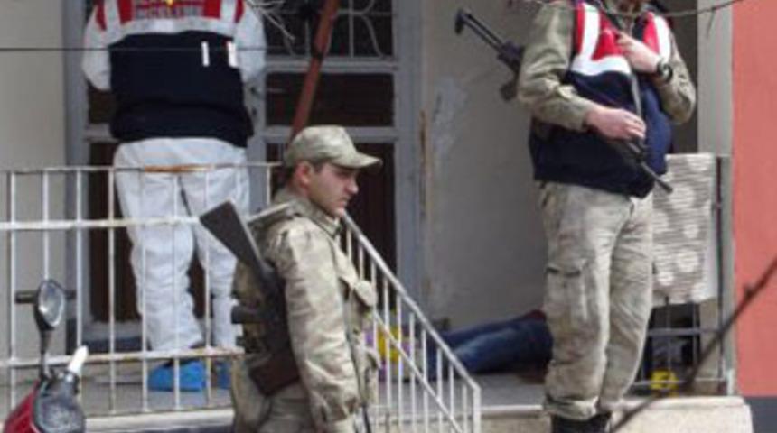 Bebeğiyle sığındığı evin kapısında öldürüldü