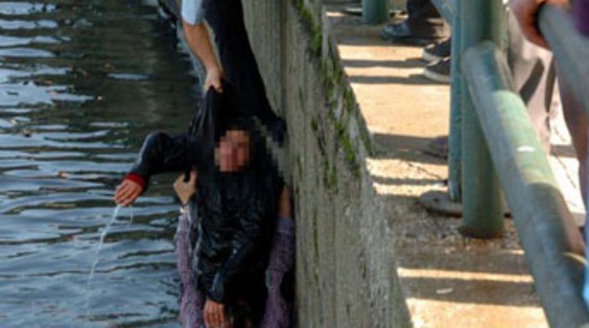 Boğulmaktan polis kurtardı