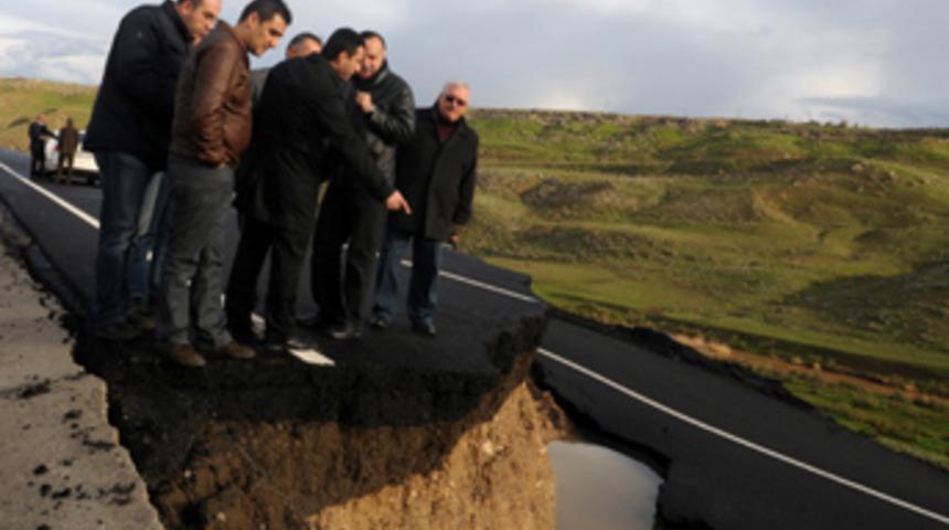 Karayolunda 20 metrelik çökme