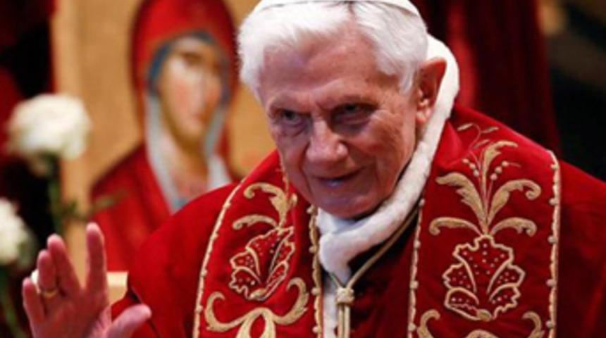 Papa koltuğunu şantajla mı bıraktı?