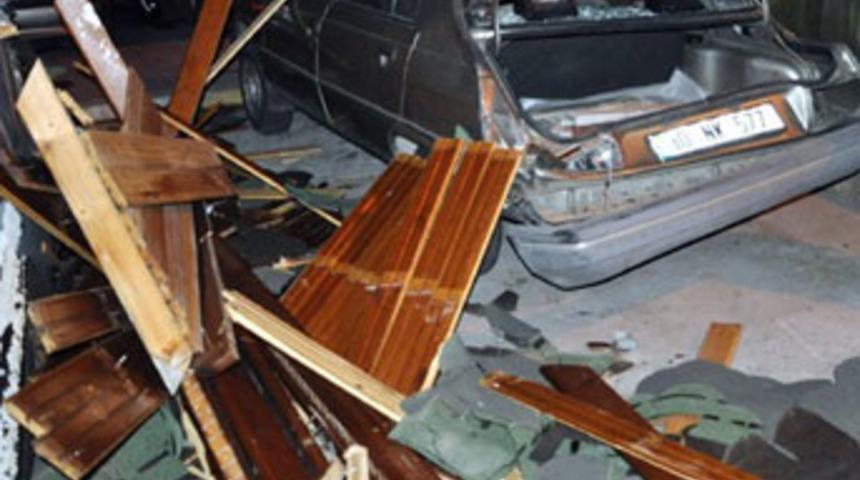 İstanbul’da çatılar uçtu, ağaçlar devrildi