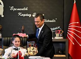  Özgür Özel'den başkanlık koltuğunu devrettiği Dora'ya dikkat çeken tavsiye! "İyice yerleşmezsen kaldırabilirler"