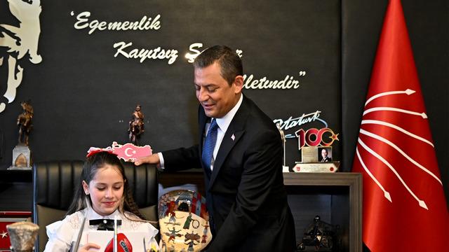  Özgür Özel'den başkanlık koltuğunu devrettiği Dora'ya dikkat çeken tavsiye! İyice yerleşmezsen kaldırabilirler