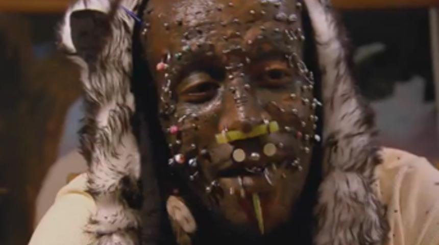 Bedenini tuvale dönüştürdü