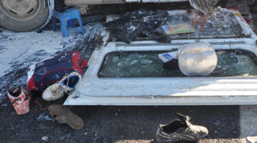 &Ouml;ğrenci servisi ile TIR &ccedil;arpıştı: 2 &ouml;l&uuml;