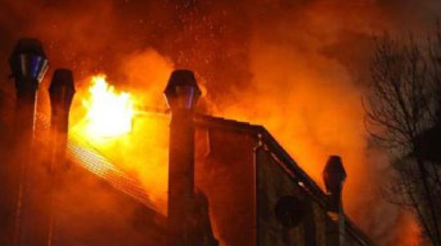 Bebeğini kurtarmak isterken öldü