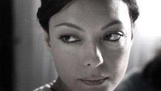 Sahnede öpüşen eski sevgiliye yumurta