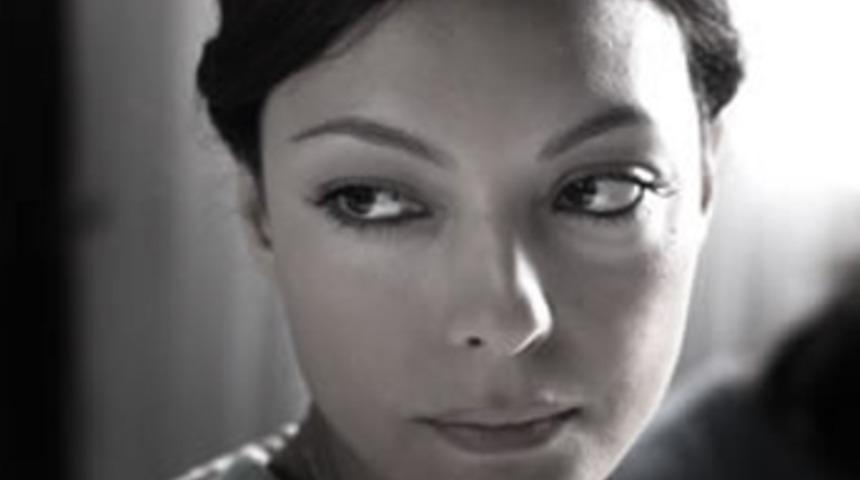 Sahnede öpüşen eski sevgiliye yumurta