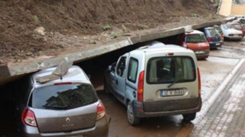 Sel, Edremit'i yıktı geçti