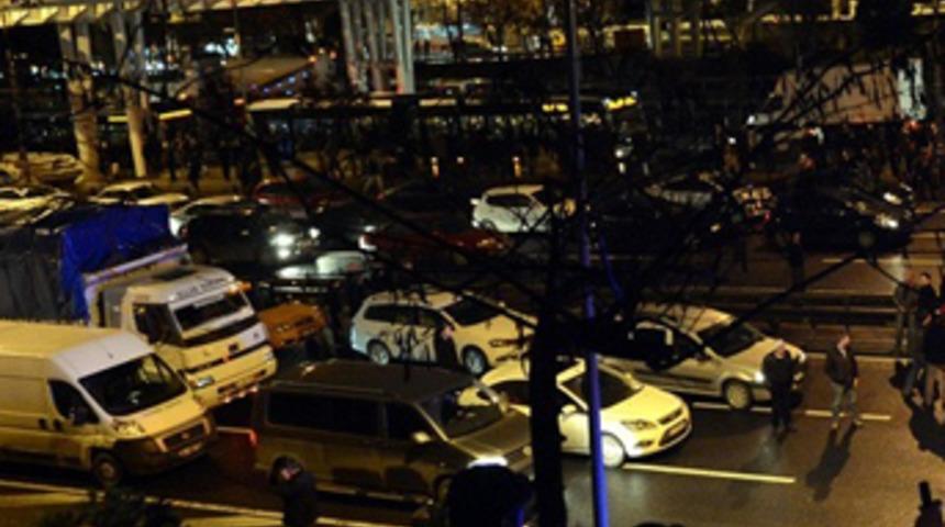 Şüpheli paket E-5'i trafiğe kapattırdı