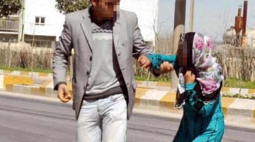 Gen&ccedil; kızı kolundan tutup g&ouml;t&uuml;rmek istedi