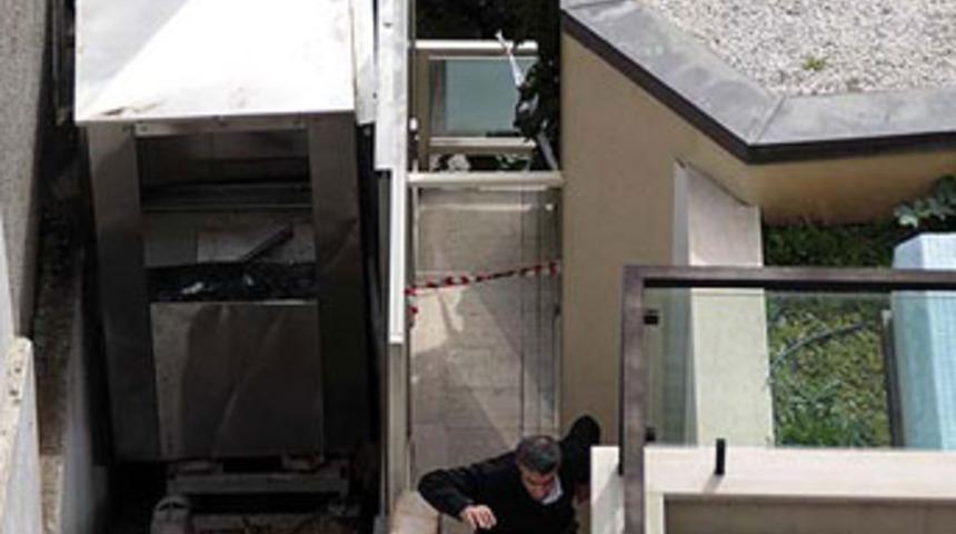 Tamire gittiği asansörün altında kaldı