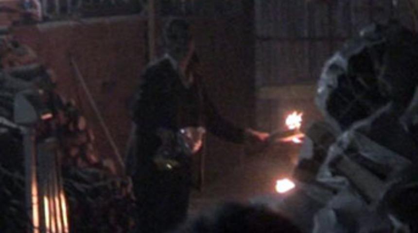 Bebeği ile kendini yakmak istedi