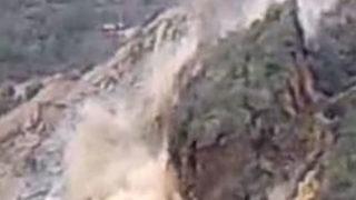 Dinamitler patladı, dağ ikiye bölündü