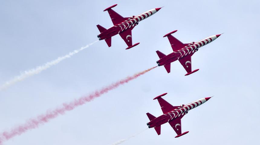 Türk Yıldızları'ndan nefes kesen gösteri! Antalya'da semalarında gösteri uçuşu