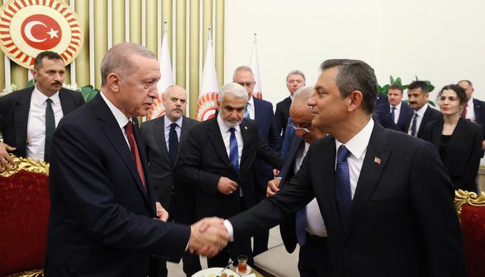 Cumhurbaşkanı Erdoğan, Özgür Özel ile 23 Nisan resepsiyonunda bir araya geldi! "Önümüzdeki hafta görüşeceğiz"