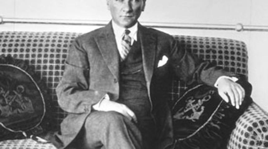 Atat&uuml;rk &ccedil;antasını bulan polislere 50 lira