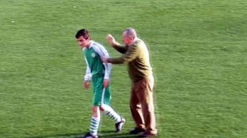 Sahanın ortasında futbolcusunu dövdü