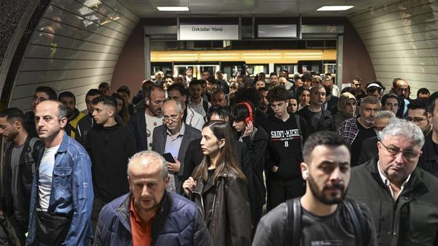 50 saatten fazladır sürüyor! Metro durağında hareket edecek yer kalmadı 'Gideceğiniz yönün tam tersine gidin'