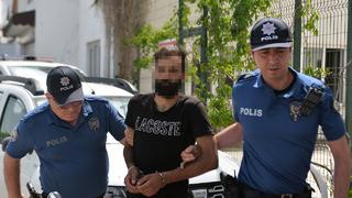 Eşinin kapıyı geç açmasından şüphelenip odaları aradı! Mutfak tezgahının altında yakaladı 'Üzerinde sadece tişört vardı ve iç çamaşırları yoktu'