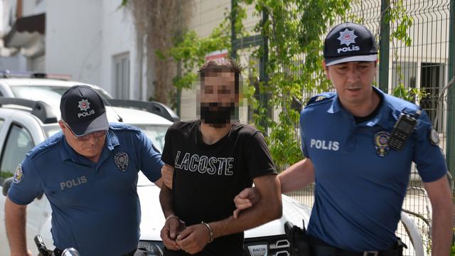 Eşinin kapıyı geç açmasından şüphelenip odaları aradı! Mutfak tezgahının altında yakaladı 'Üzerinde sadece tişört vardı ve iç çamaşırları yoktu'